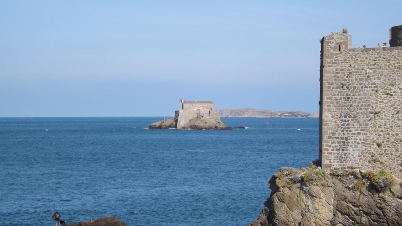 Appartement T2 ,parking privé,terrasse, 10 mns à pieds de la cité corsaire et ses plages Saint-Malo Extérieur photo