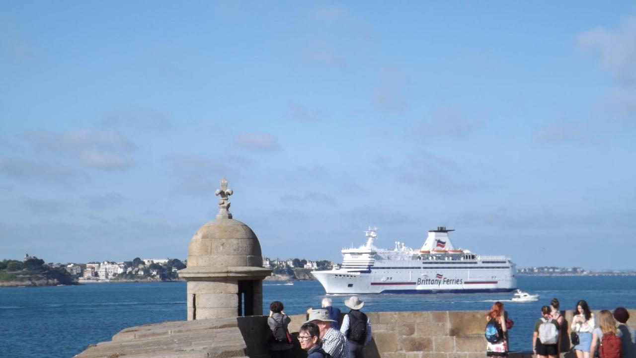 Appartement T2 ,parking privé,terrasse, 10 mns à pieds de la cité corsaire et ses plages Saint-Malo Extérieur photo